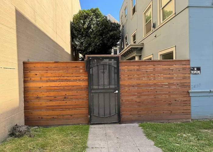 Amazing, Sunny, And Spacious! Steps To Campus!