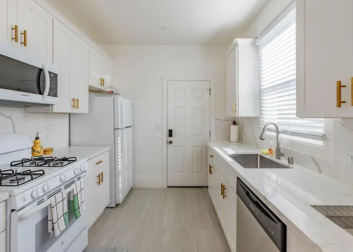 4 - Berkeley Private Apartment With Parking & Laundry
